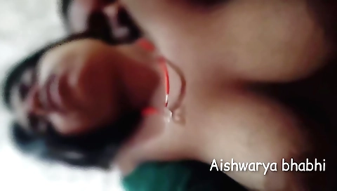 Indian amateur video shows a hot brunette cutting it