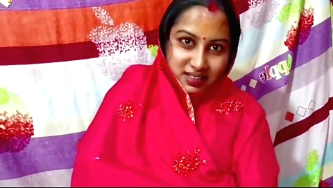 Amateur brunette with a nice pair of natural tits 1995