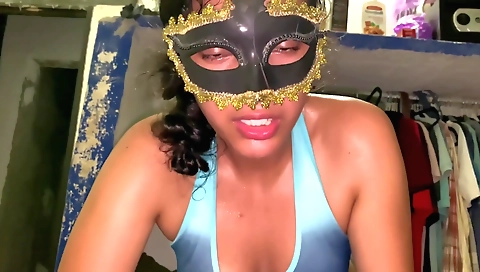 Indian babe is ready to show us what her ass is like