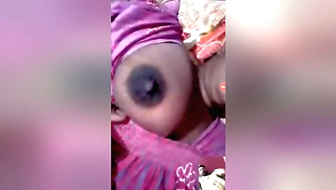 Boudi is showing off her sexy body on the web camera