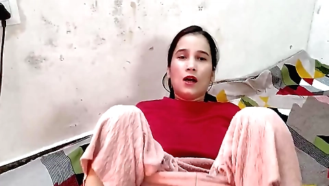 Indian amateur solo video showing the girl playing with her pussy