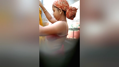 Bhabhi is doing amateur video bathing in her bedroom