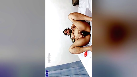 Bhabhi is getting fucked with a big sex toy on the webcam