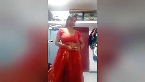 Bhabhi shows off her boobs in a beautiful solo video