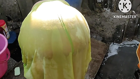 Indian woman rides her boyfriend's cock in her car