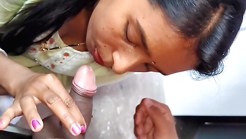 I'm a brunette that wants to please my boyfriends cock