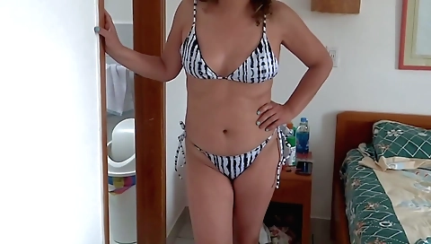 Indian babe with a sexy body showing off her sexy body