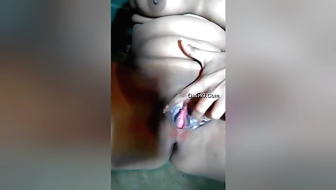 Sexy indian chick fingering her body on her webcam