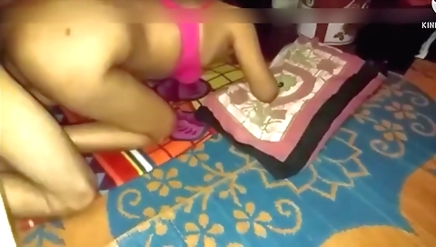 Indian chick sucks and plays with her lips in doggy style