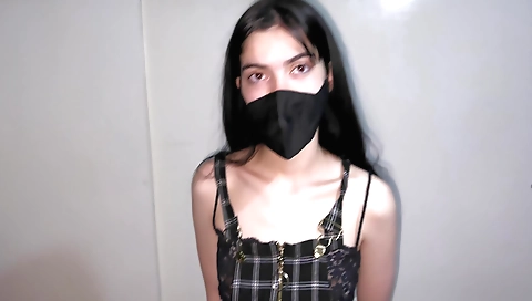 Indian babe with a sexy body gives a handjob and a handjob