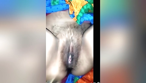 Indian amateur masturbation vid with her hairy pussy