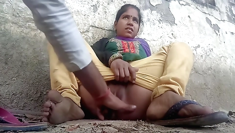 Indian desi brunette big boobs fingered in the outdoor