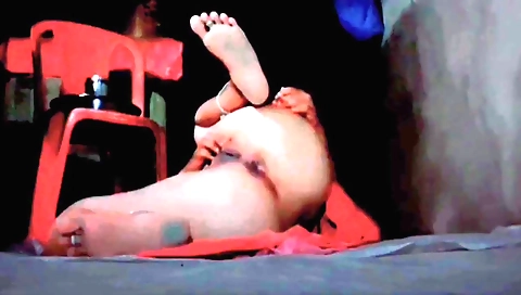 Indian solo video showing a hot chick in the house