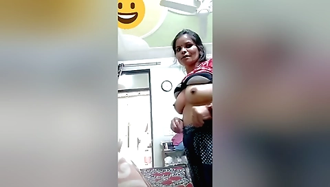 Today Exclusive -desi Aunty Showing Her Boobs And Pussy On Vc