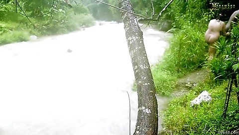 Amateur with a big ass out in the river for a wild view