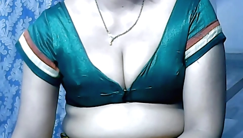 Indian girl fucks her lover in the amateur solo video