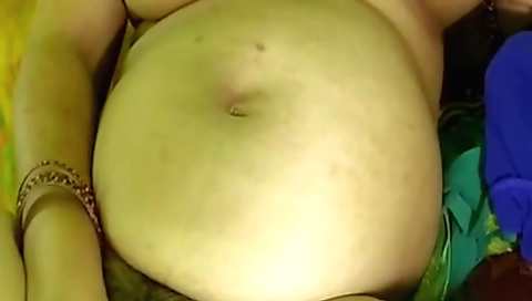 Amateur chick showing her hairy pussy in the webcam