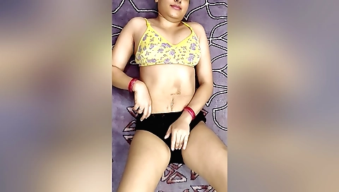 Indian solo video of a sexy brunette with natural body