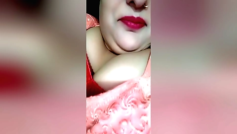 Indian slut with a perfect face is fucking in the bed