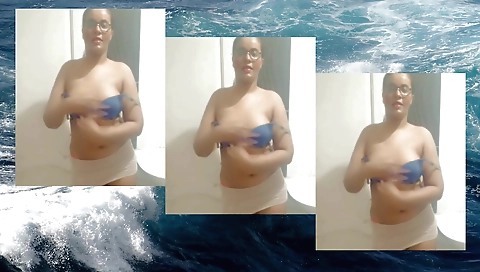 I masturbate myself in bed and masturbate my own body