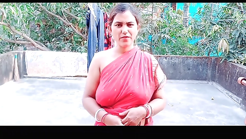 Naked brunette in the garden is naked for us to see