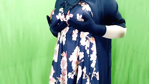 Indian housewife in the house gets naked and has sex