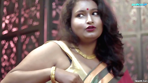 Sexy milf with a gorgeous body and a great ass gets on the internet