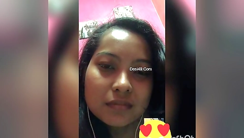 Indian brunette shows her nice boobs in solo video clip